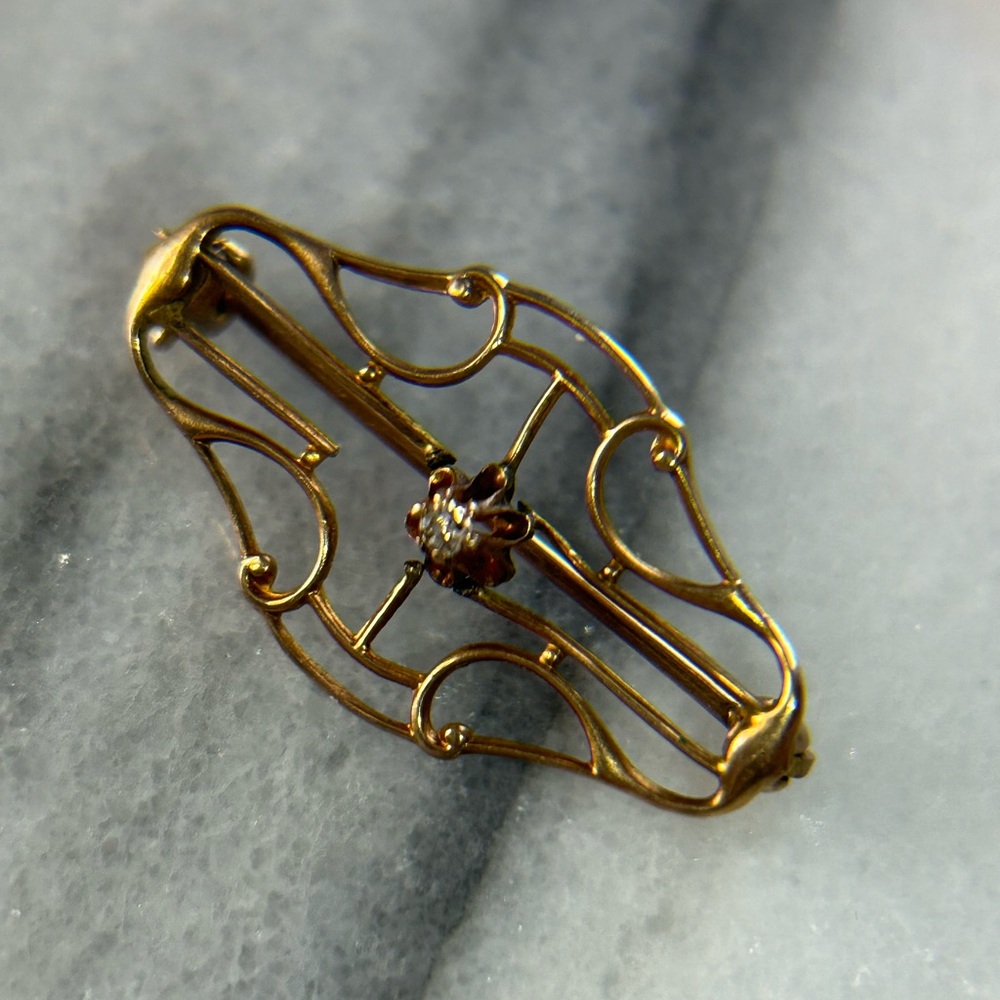 PRST CO 10k gold with small stone in center vintage pin
